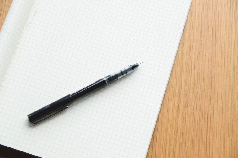Obrazek przedstawia przykładowy harmonogram produkcji na którym widać kartkę papieru i długopis oznaczający prace planistyczne.
